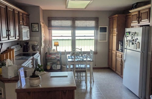 Hesston Haus | Meadow Lane Retreat Spacious 4-bedroom house in wonderful Hesston with AC, WiFi