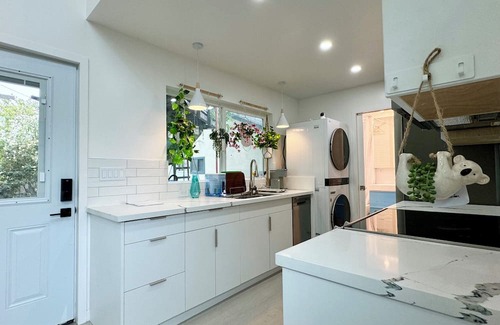 Cambrian Haus | Modern Mickey Dream Loft: 1 King+2 Queen beds in Los Gatos/San Jose boarder