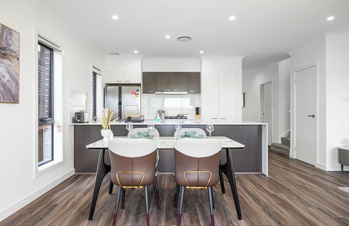 Leppington Haus | Leppington 5Br house near Woolworths/Tran station