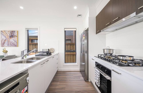 Leppington Haus | Leppington 5Br house near Woolworths/Tran station
