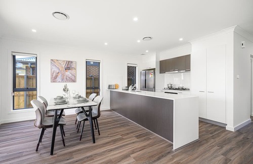 Leppington Haus | Leppington 5Br house near Woolworths/Tran station