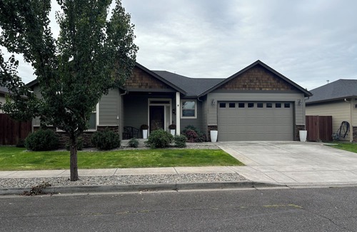 Battle Ground Haus | Charming 3-bedroom house with WiFi, AC in peaceful Battle Ground