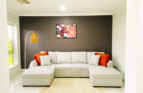 Kellyville Haus | Kellyville 5Br-Closed to Shops, Parks and School