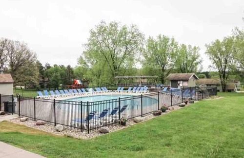 Lake Delton Eigentumswohnung | Waterfront Boho Retreat