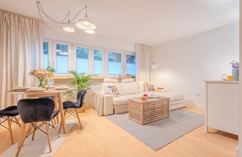 Rakowiec Wohnung | Charming Apartment Near Chopin Airport with Private Home Theater!