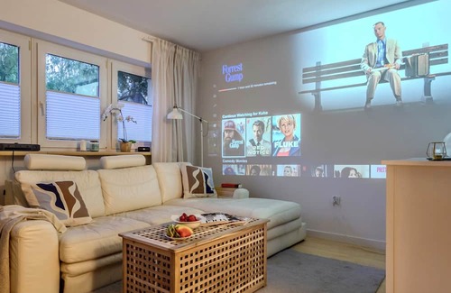 Rakowiec Wohnung | Charming Apartment Near Chopin Airport with Private Home Theater!