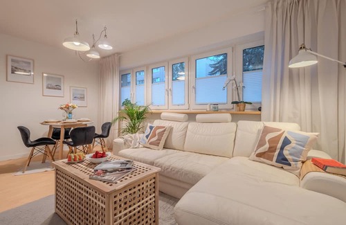 Rakowiec Wohnung | Charming Apartment Near Chopin Airport with Private Home Theater!