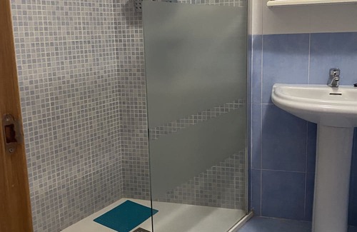 Puerto de Mazarron Wohnung | Accessible apartment 50 metres to beach ,large communal pool, sea view balcony