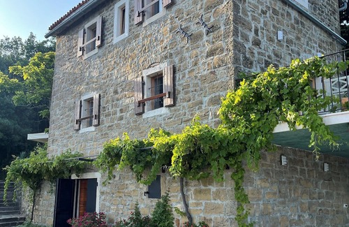 Oprtalj Hütte | Charming 2-bedroom cottage with swimmingpool in welcoming Oprtalj with WiFi, AC