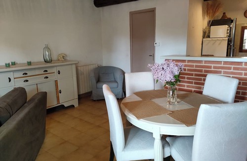 Le Barroux Wohnung | Accommodation with terraces and swimming pool in the center of the village of Le Barroux