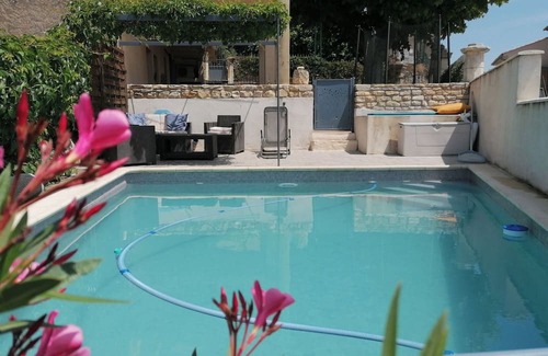 Le Barroux Wohnung | Accommodation with terraces and swimming pool in the center of the village of Le Barroux
