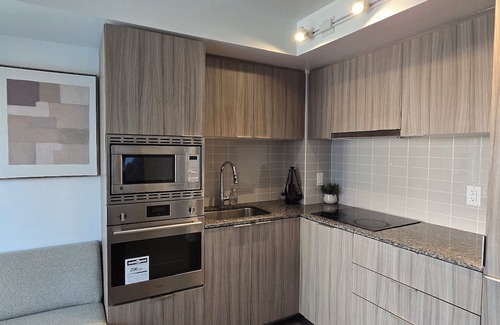 Bay Cloverhill Eigentumswohnung | Luxurious City Retreat with Stunning Views, Modern Amenities & Prime Location!nn