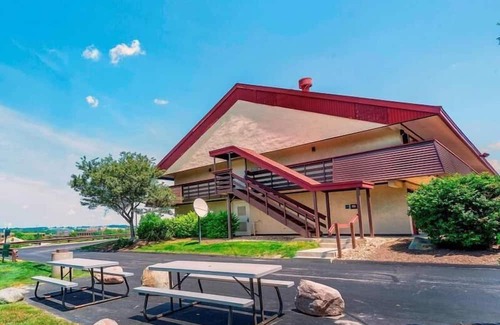 Downtown Cleveland Haus | Adventure Awaits! Near Huntington Convention Cente