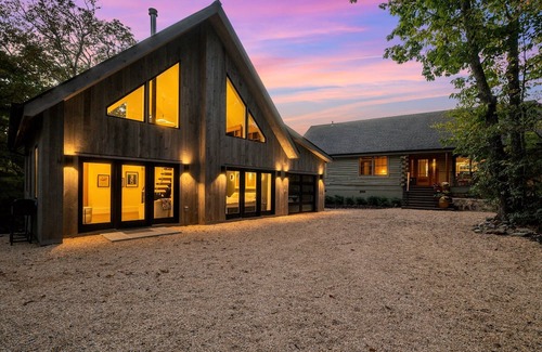 Nellysford Haus | Art & Soul Guest House: Mtn Views + Hot Tub