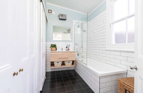 Kingsland Haus | Spacious 4-bedroom house in marvelous Auckland with WiFi, AC