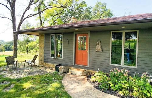 Mineral Point Hütte | Cozy Cottage with Driftless Views. Fireplace, outdoor trails, and close to town.