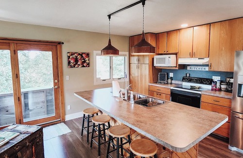 Mineral Point Hütte | Cozy Cottage with Driftless Views. Fireplace, outdoor trails, and close to town.