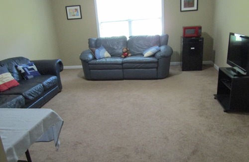 Clarkdale Haus | Charming 1-bedroom space with livingroom WiFi and AC in fabulous Douglasville