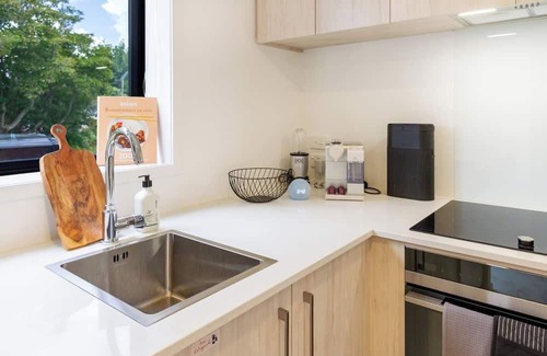 Henderson Haus | Modern Hideaway: 2-Bed Townhouse