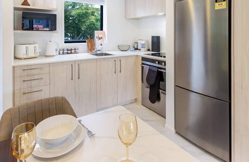 Henderson Haus | Modern Hideaway: 2-Bed Townhouse