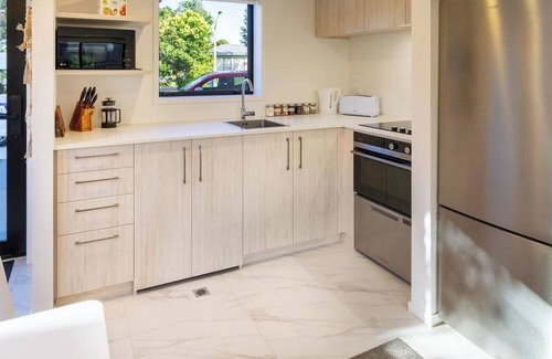 Henderson Haus | Prime West Auckland: 2Bedroom Townhouse