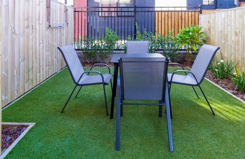 Henderson Haus | Prime West Auckland: 2Bedroom Townhouse