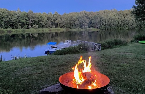 White Mills Kabine | Private lake 4bd/4ba cabin on 36 acres in northern Poconos