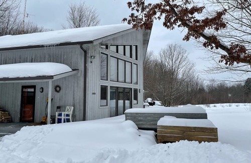 White Mills Kabine | Private lake 4bd/4ba cabin on 36 acres in northern Poconos