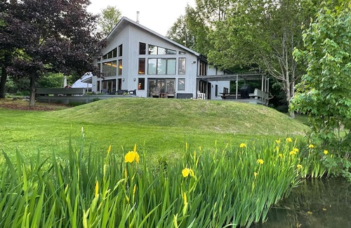 White Mills Kabine | Private lake 4bd/4ba cabin on 36 acres in northern Poconos