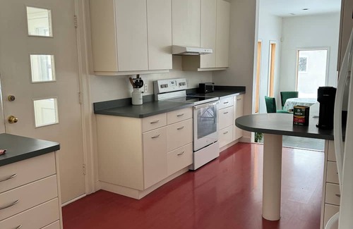 Saskatoon Downtown Haus | 5 minutes to downtown, University, Hospital, Cozy Gallery House on the River