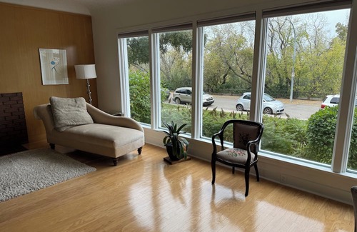 Saskatoon Downtown Haus | 5 minutes to downtown, University, Hospital, Cozy Gallery House on the River