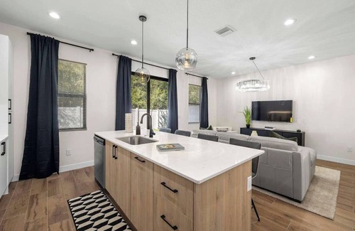 Pinecrest West Park Haus | Spacious New-Build 3Br Home Near Downtown Tampa