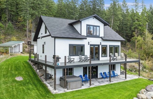 Kalispell Haus | Idyllic 5BD Montana Home w/private hot tub, fire pit & amazing views! Sleep 8!