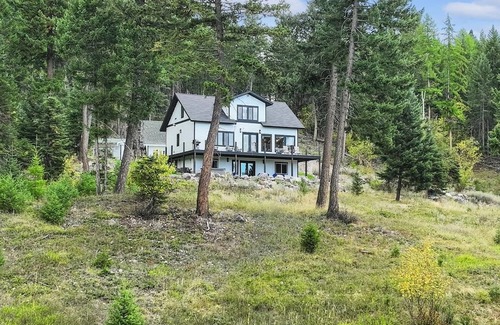 Kalispell Haus | Idyllic 5BD Montana Home w/private hot tub, fire pit & amazing views! Sleep 8!