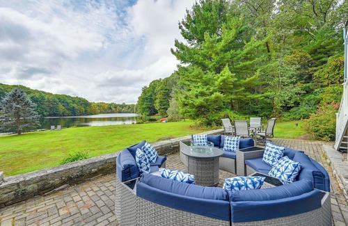 Higganum Haus | Luxe Lake House in Connecticut: Private Dock
