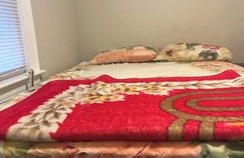 Robertsdale Haus | Charming 2-bedroom house in delightful Whiting with AC, WiFi