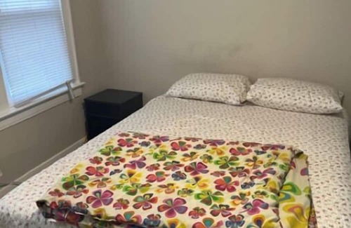 Robertsdale Haus | Charming 2-bedroom house in delightful Whiting with AC, WiFi