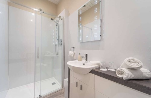 Livingston Kabine | The Orchid Suite room with garden views