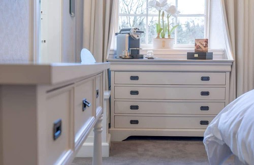 Livingston Kabine | The Orchid Suite room with garden views