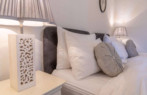 Livingston Kabine | The Orchid Suite room with garden views