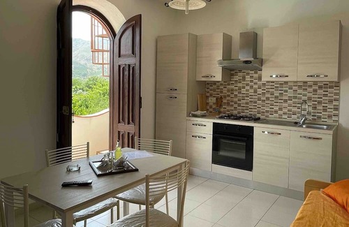 Gaggi Haus | Holiday Home 'Casa Relax' with Mountain View, Wi-Fi and Air Conditioning