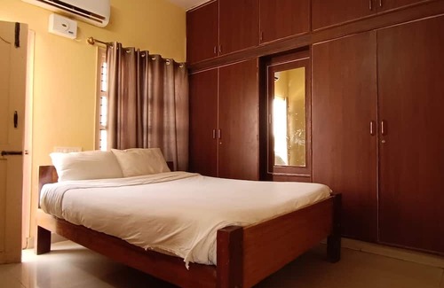 Yelahanka Haus | Spacious Bedroom hotel with AC and Free Wi-Fi in vibrant Bengaluru