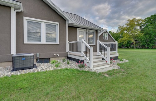 Bay City Wohnung | Riverfront Getaway 4 Mi to Downtown Bay City!