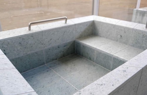 Central Kyoto Villa | Limited to one room per day, the large living room with a floor space of approximately 100 square meters located on the top floor can be monopolized. We have "Sedation" and "Open" bathrooms with different concepts.