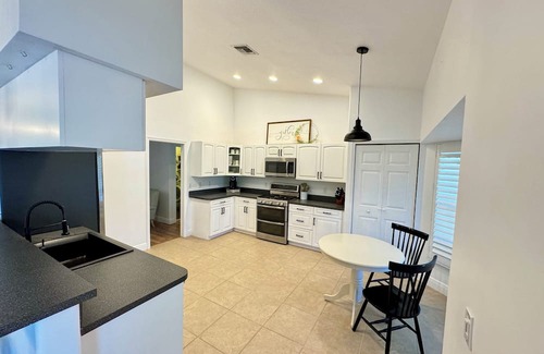 Jupiter Farms Haus | Charming 3-bedroom house with POOL and WiFi in Jupiter
