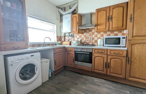 Roath Haus | 6 Bed - Sleeps 10 Lake, Green Spaces & Central