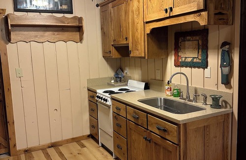 Pymatuning Central Haus | Charming 2 BR Lake House Steps from Pymatuning