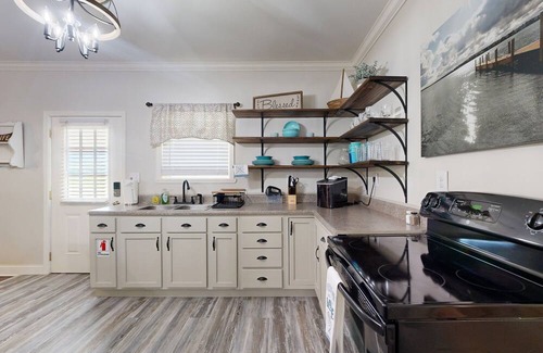 Guntersville Haus | Cozy home- Close to Lake and Boat Ramp