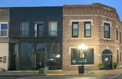 Le Roy Eigentumswohnung | Luxurious, two Bedroom loft provides comfort and style in a peaceful setting.