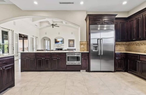 Circle D-KC Estates Haus | Pine Tree Palace - Private -Heated Pool - Jacuzzi